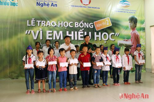 100 suất quà trị giá 1 triệu đồng/ suất được trao cho các em học sinh nghèo thuộc 10 xã khó khăn của huyện  Thanh Chương