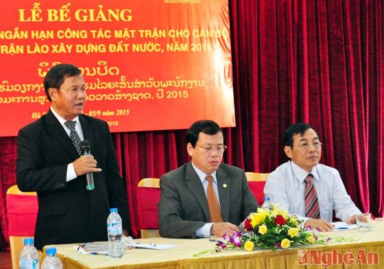 Đồng chí Khăm Bay Đăm Lắt - Ủy viên Trung ương Đảng nhân dân cách mạng Lào, Phó Chủ tịch  Trung ương Mặt trận Lào xây dựng đất nước dâng lẵng hoa tươi trước anh linh Chủ tịch Hồ Chí Minh