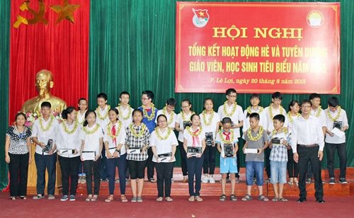 Ông Võ Anh Tuấn - Giám đốc kinh doanh công ty Hồng Hà trao quà cho giáo viên, học sinh giỏi tại hội nghị