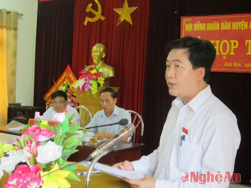 Đồng chí Nguyễn Hữu Sáng, Chủ tịch UBND huyện phát biểu nhận nhiệm vụ mới