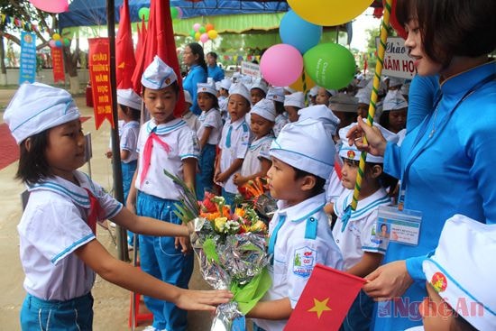 Lễ khai giảng năm học mới ở Trường Tiểu học Làng Sen (Nam Đàn).