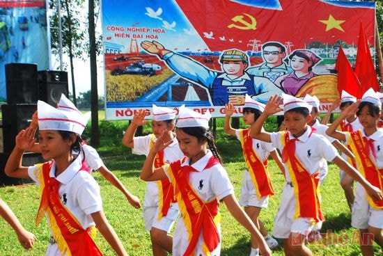 Duyệt nghi thức Đội ở Trường THCS Đồng Thành (Yên Thành).