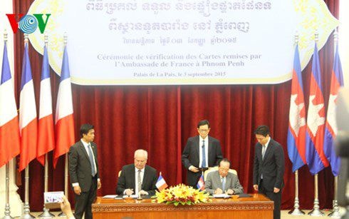 Đại diện Chính phủ Campuchia và Pháp ký biên bản giao nhận bản đồ