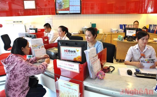 Giao dịch tại HD Bank chi nhánh Vinh. Ảnh: H.S