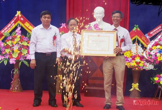 Lãnh đạo Thị xã trao bằng công nhận trường chuẩn Quốc gia