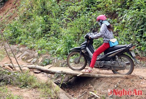 Xã Tây Sơn phải cho người ra khắc phục tạm để xe máy và người đi bộ có thể lưu thông qua.