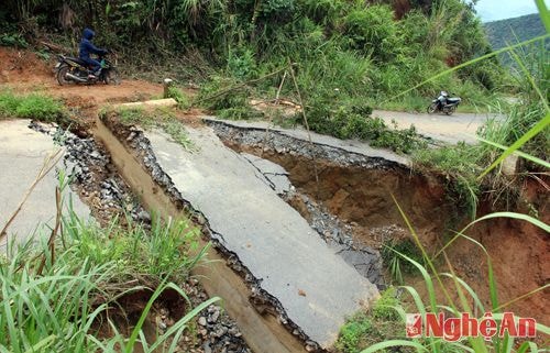 Xã Tây Sơn có hơn 270 hộ, 1782 nhân khẩu. Đây là xã có 100% đồng bào dân tộc Mông sinh sống. Con đường hoàn thành đã được hơn 3 năm nay và mang lại rất nhiều lợi ích cho đồng bào dân tộc Mông ở Tây Sơn.