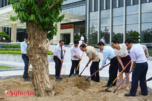 Đồng chí Nguyễn Văn Nên cùng các đồng chí lãnh đạo tỉnh trồng cây trong khuôn viên UBND tỉnh...
