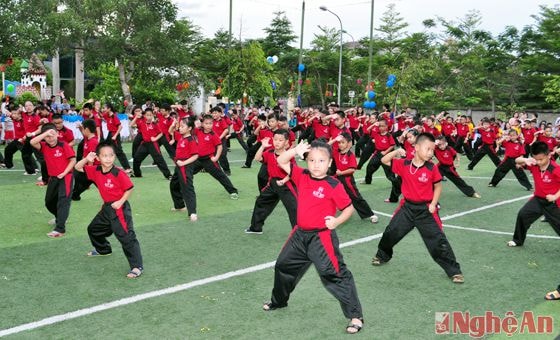 Tiết mục văn nghệ và màn đồng diễn võ thuật của các em học sinh tại lễ kỷ niệm và khai giảng năm học mới