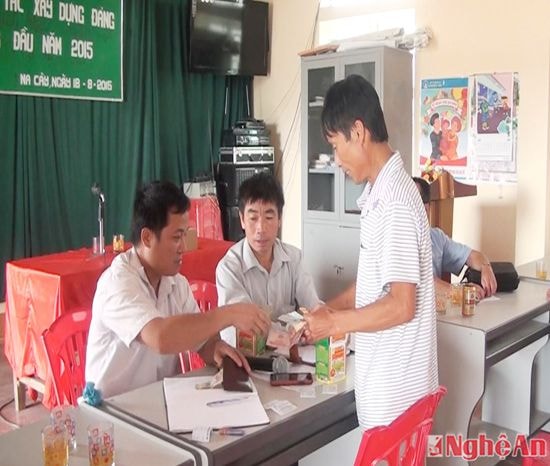 Cấp phát thuốc bảo vệ thực vật cho người dân