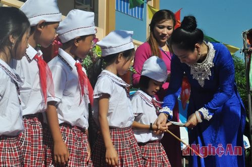 Đồng chí Đinh Thị Lệ Thanh tặng quà của UBND tỉnh cho những học sinh nghèo vượt khó tại  trường Tiểu học Nghi Thủy - thị xã Cửa Lò trong ngày khai giảng.