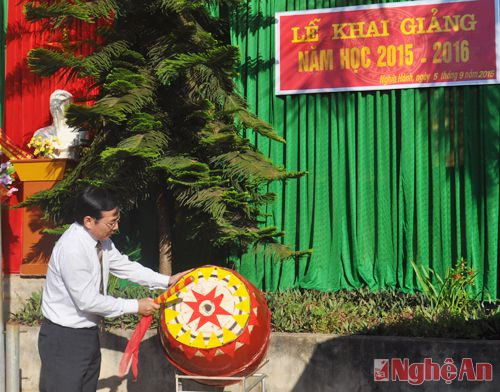 Đồng chí Nguyễn Văn Huy, Chủ tịch UBMTTQ tỉnh đánh trống khai trường