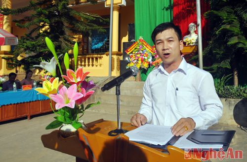 Thầy Nguyễn Xuân Nam, hiệu trưởng trường THCS Nghĩa Hành đọc diễn văn khai giảng năm học mới