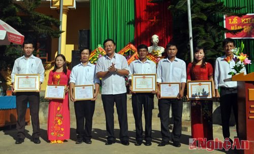 Đồng chí Bùi Thanh Bảo, Bí thư huyện ủy Tân Kỳ trao giấy khen cho các giáo viên đật thành tích cao trong năm học