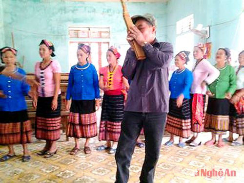 Một tiết mục của CLB dân ca, dân nhạc, dân vũ bản Cằng, xã Môn Sơn,  huyện Con Cuông.