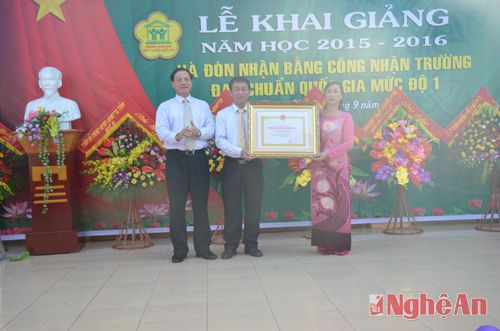 Đồng chí đồng chí Lê Minh Thông, Ủy viên BTV Tỉnh ủy, Chủ nhiệm Ban Kiểm tra Tỉnh ủy trao Bằng công nhận trường chuẩn Quốc gia mức độ 1 cho Trường Mầm non Hoa Mai.