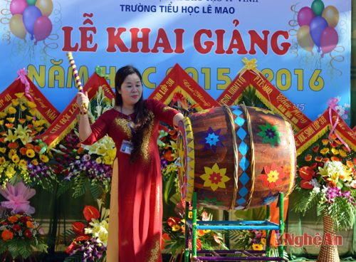 Cô giáo Trịnh Thị Kim Lựu - Hiệu trưởng nhà trường đánh trống khai giảng năm học mới.