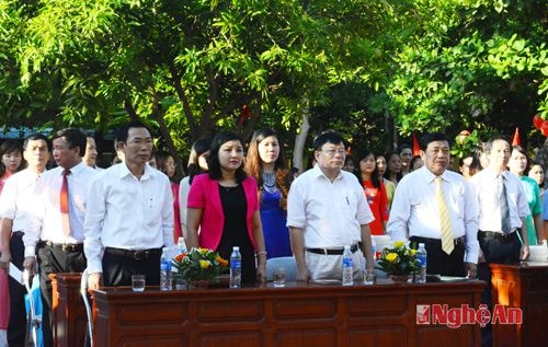 Các đại biểu về chung vui cùng thầy trò trường THPT chuyên Phan Bội Châu trong ngày tựu trường.