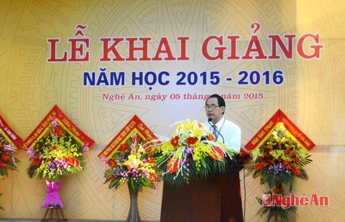 Thầy Hiệu trưởng Đậu Văn Mùi đọc thư Chủ tịch nước gửi ngành giáo dục nhân dịp khai giảng và diễn văn khai giảng.