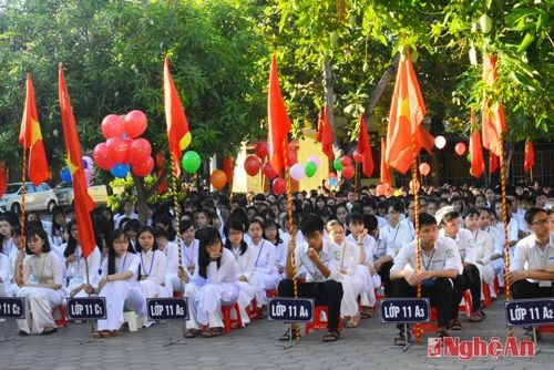Các em học sinh phấn khởi trong ngày đầu năm học mới.