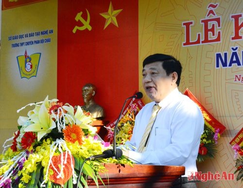 Phát biểu tại Lễ khai giảng, đồng chí Nguyễn Xuân Đường nhiệt liệt biểu dương và chúc mừng những thành tích mà thầy và trò trường chuyên Phan Bội Châu đã gặt hái được trong năm học vừa qua. 