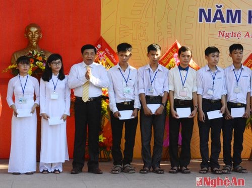 Nhân dịp này, đồng chí Chủ tịch UBND tỉnh Nguyễn Xuân Đường cũng đã trao tặng các suất học bổng của UBND tỉnh dành tặng các em học sinh.