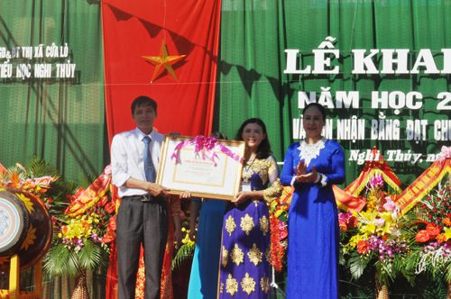 Đồng chí Đinh Thị Lệ Thanh trao bằng chuẩn quốc gia cấp độ 2 cho tập thể nhà trường