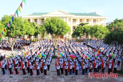 Các em học sinh trường THCS Hưng Dũng trong ngày khai giảng