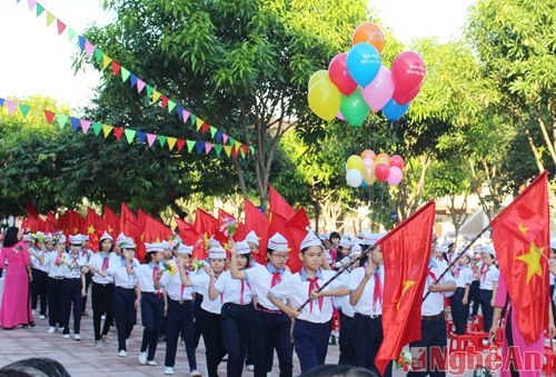 Chào mừng các em học sinh lớp 6 vào trường 