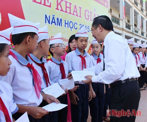 Đồng chí Trần Hồng Châu trao quà cho các em học sinh nghèo vượt khó