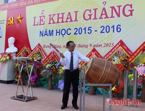 Đồng chí Trần Hồng Châu đánh trống khai trường