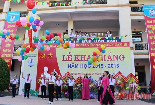 Thầy trò trường THCS Hưng Dũng bắt đầu năm học mới với niềm tự hào vừa đón nhận danh hiệu trường chuẩn quốc gia