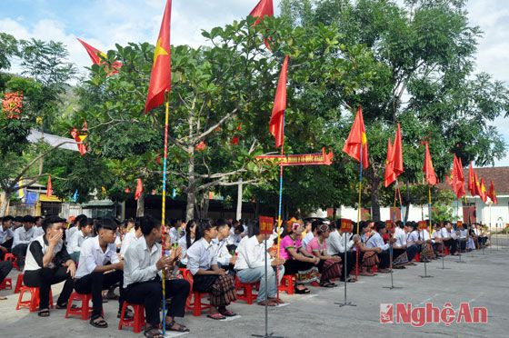 Toàn cảnh buổi lễ khai giảng năm học mới tại Trường THPT Mường Qụa