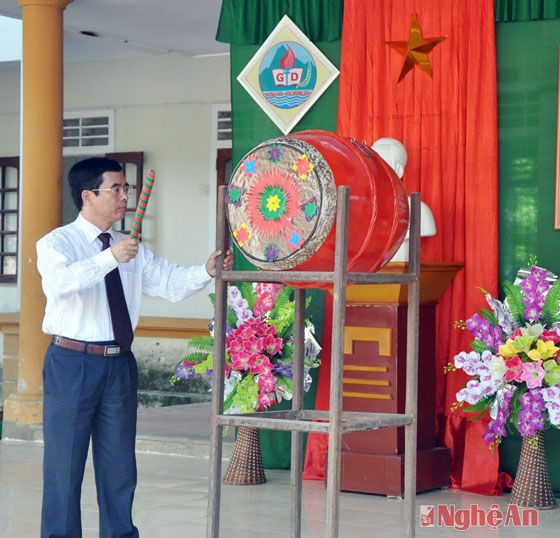 Đồng chí Nguyễn Hữu Lậm đánh trống khai giảng năm học 2015-2016.