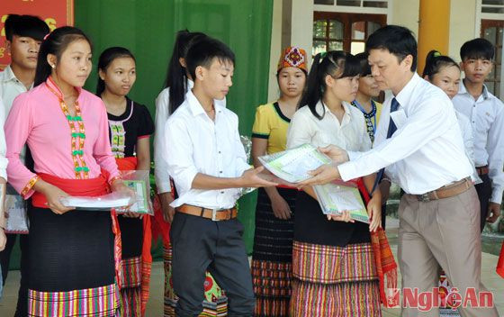 Trao quà cho học sinh Đan Lai và học sinh nghèo vượt khó.