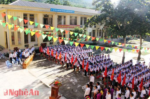Toàn cảnh buổi Lễ khai giảng năm học mới tại Trường THCS Châu Thôn, xã Châu Thôn, huyện Quế Phong