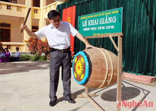Đồng chí Nguyễn Văn Thông, Ủy viên BTV, Trưởng Ban Nội chính Tỉnh ủy đánh trống khai giảng năm học 2015 -2016