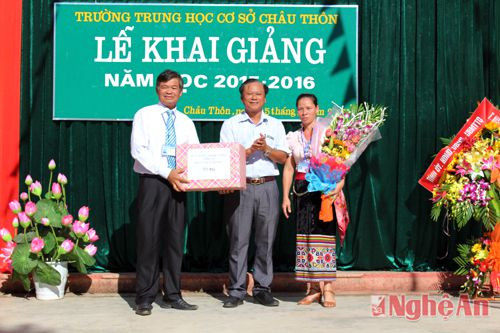 Đồng chí Lữ Đình Thi, Bí thư Huyện ủy Quế Phong trao quà cho thầy và trò Trường THCS Châu Thôn