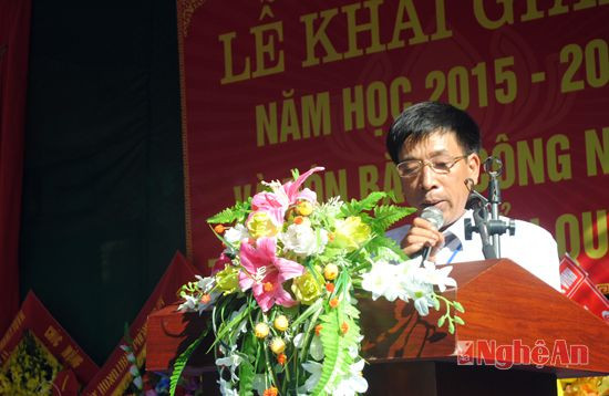 Hiệu trưởng nhà trường, thầy giáo Thái Doãn Tráng đọc diễn văn khai mạc năm học mới