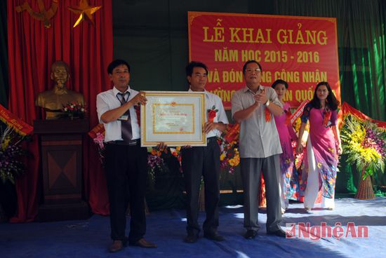 Thay mặt UBND tỉnh, đồng chí Phạm Văn Tấn trao Bằng Công nhận trường đạt chuẩn Quốc gia cho Trường THCS Diễn Tân. 