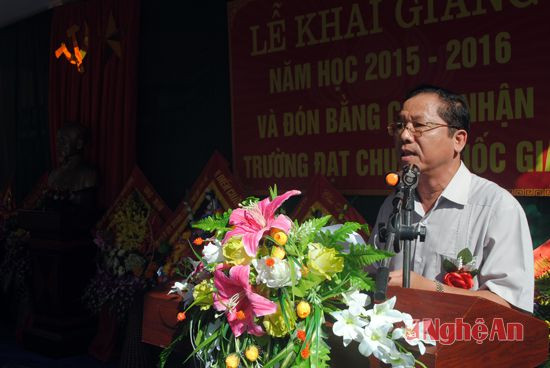 Đồng chí Phạm Văn Tấn - TUV, Trưởng đoàn đại biểu Quốc hội tỉnh phát biểu ý kiến tại lễ khai giảng năm học mới.