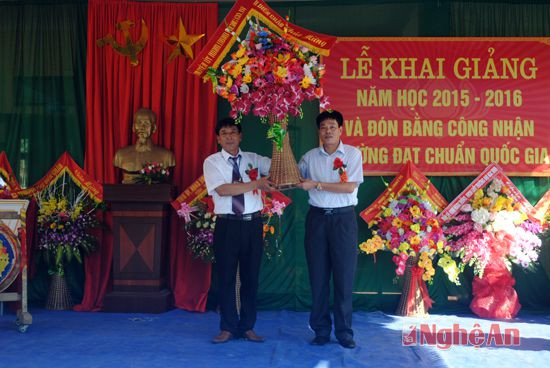 Lãnh đạo Huyện ủy Diễn Châu tặng hoa và quà cho nhà trường