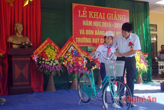 Em Nguyễn Thị Dung, học sinh lớp 7D là trẻ mồ côi, nhận chiếc xe đạp từ sự hỗ trợ của Hội Bảo trợ người khuyết tật trẻ mồ côi huyện Diễn Châu. 