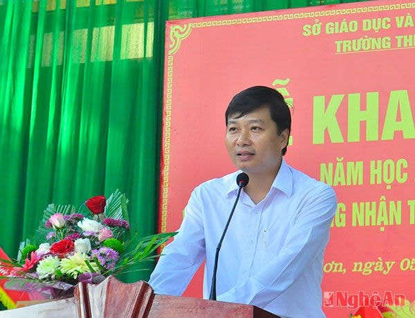 Đồng chí Lê Hồng Vinh - Ủy viên BCH Đảng bộ tỉnh, Bí thư Huyện ủy Anh Sơn đọc thư chúc mừng năm học mới của Chủ tịch nước,