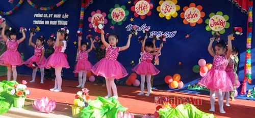 Các tiết mục văn nghệ do các cháu Trường Mầm non Nghi Trung biểu diễn chào mừng Lế khai giảng năm học mới.