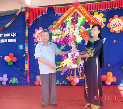 Đồng chí Lê Bá Hùng- Ủy viên BTV, Trưởng Ban Tuyên giáo Tỉnh ủy góp ý Đảng bộ cần tăng cường công tác tuyên truyền