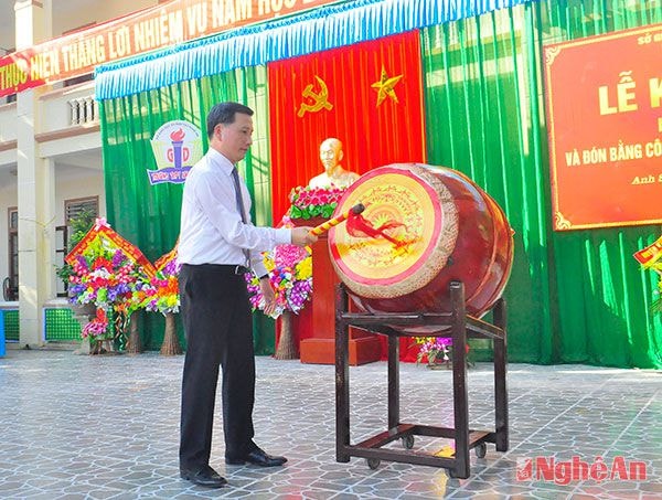Đồng chí Lê Quang Huy đánh trống khai giảng năm học mới