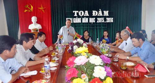 Đồng chí Lê Bá Hùng trao đổi với tập thể cán bộ, giáo viên Trường Mầm non xã Nghi Trung (Nghi Lộc)