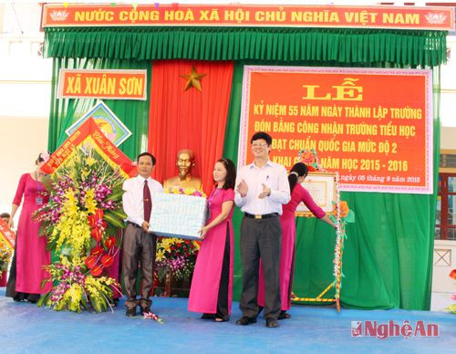 Đồng chí Lê Xuân Đại trao bằng công nhận Trường Tiểu học đạt chuẩn quốc gia mức độ 2 cho trường Tiểu học Xuân Sơn