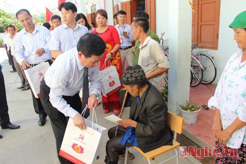 Đồng chí Bí thư tỉnh ủy và đoàn công tác trao 10 suất quà cho 10 hộ nghèo trên địa bàn xã Nậm Cắn.